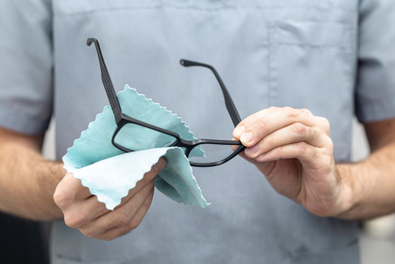 Cómo limpiar las gafas: errores a evitar y trucos para dejarlas cristalinas